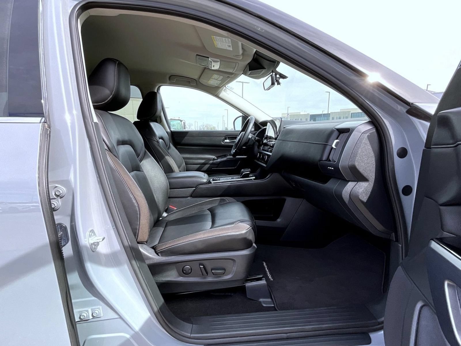 Used 2023 Nissan Pathfinder SL AWD/4WD image 16