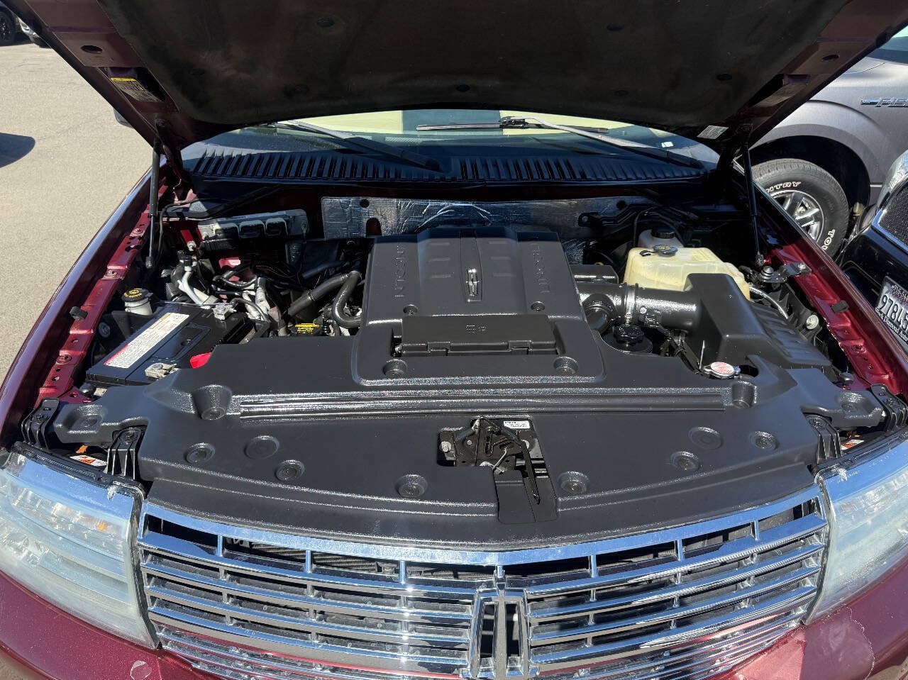 Used 2010 Lincoln Navigator 4WD image 23