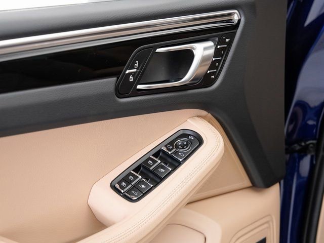 Certified 2025 Porsche Macan image 8