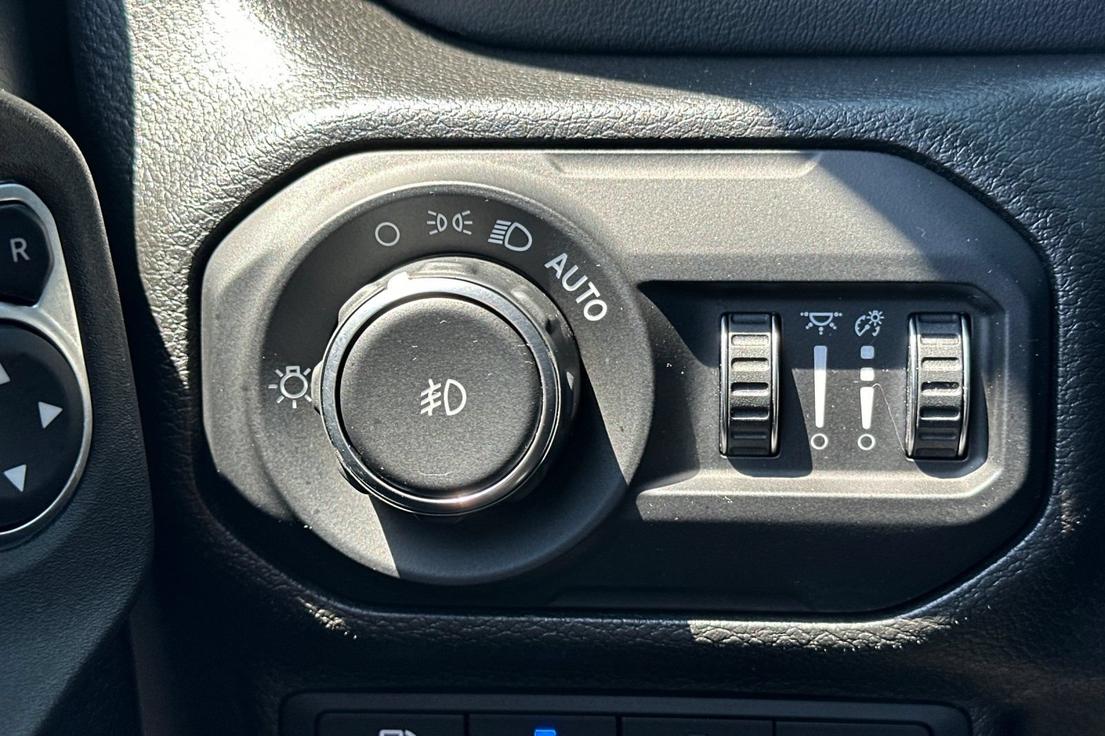 Used 2022 Jeep Wrangler Unlimited Sahara w/ Safety Group AWD/4WD image 37