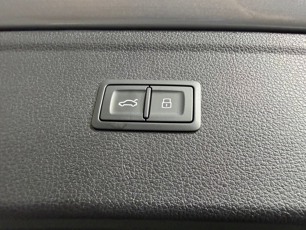 Used 2025 Audi Q5 2.0T Premium w/ Convenience Plus Package AWD/4WD image 28