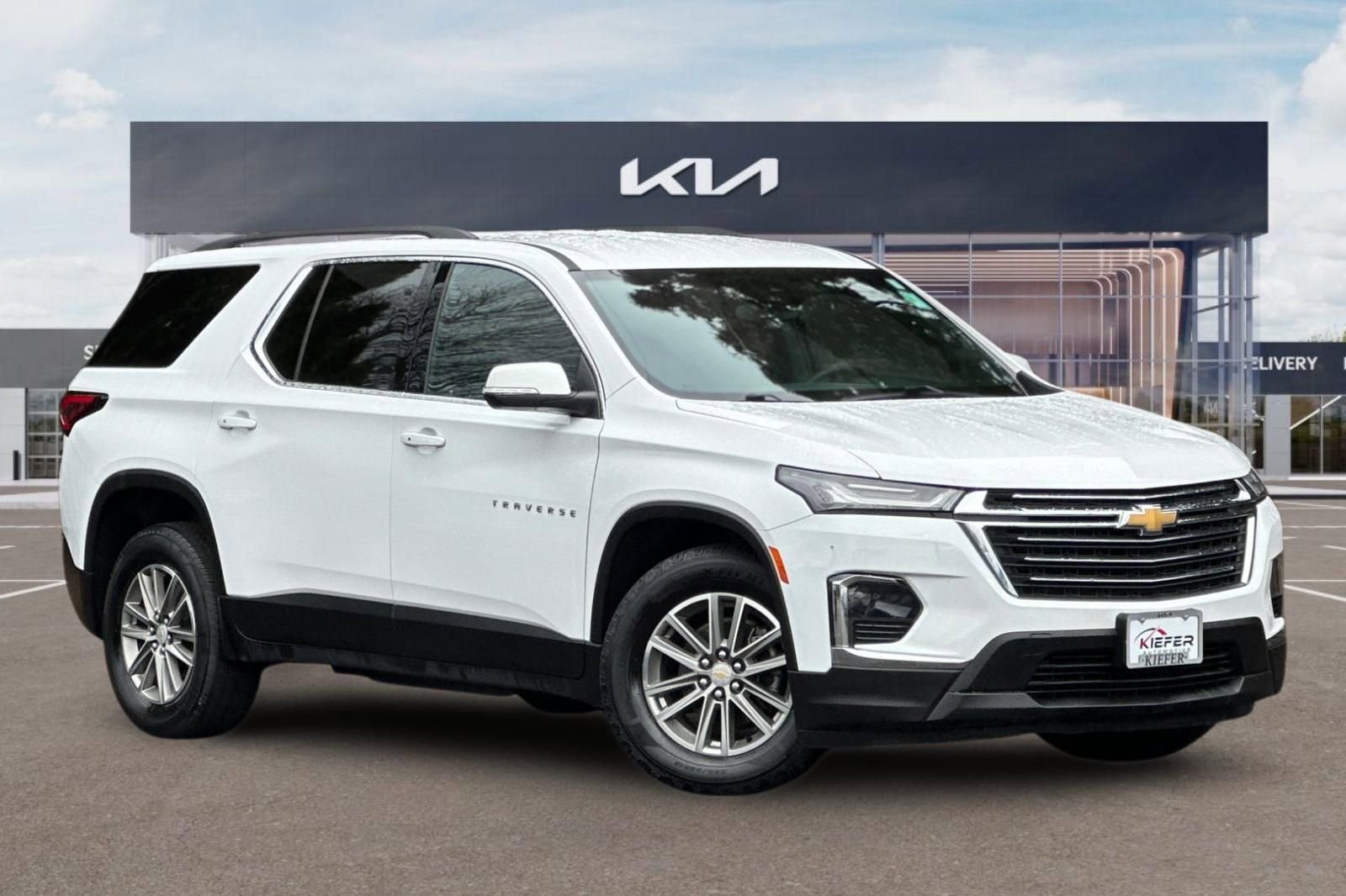 Used 2023 Chevrolet Traverse LT FWD image 2