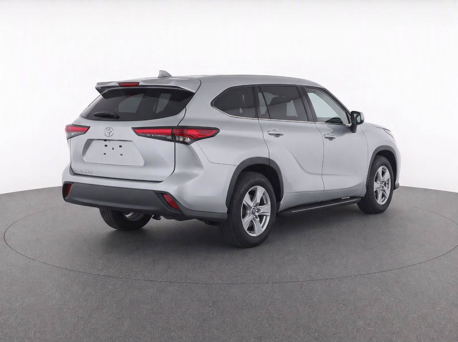 Used 2021 Toyota Highlander L FWD image 4