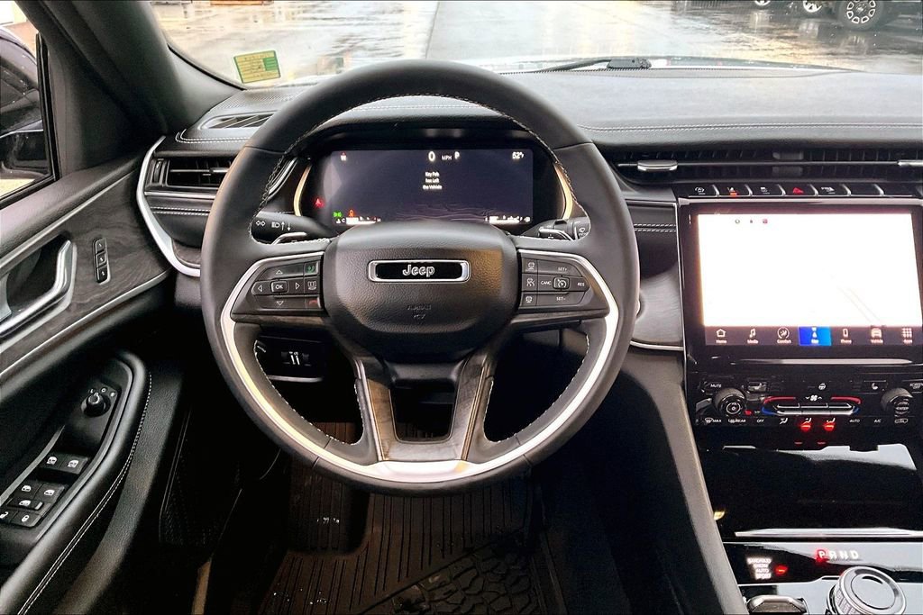 Used 2025 Jeep Grand Cherokee Limited w/ Black Appearance Package image 5