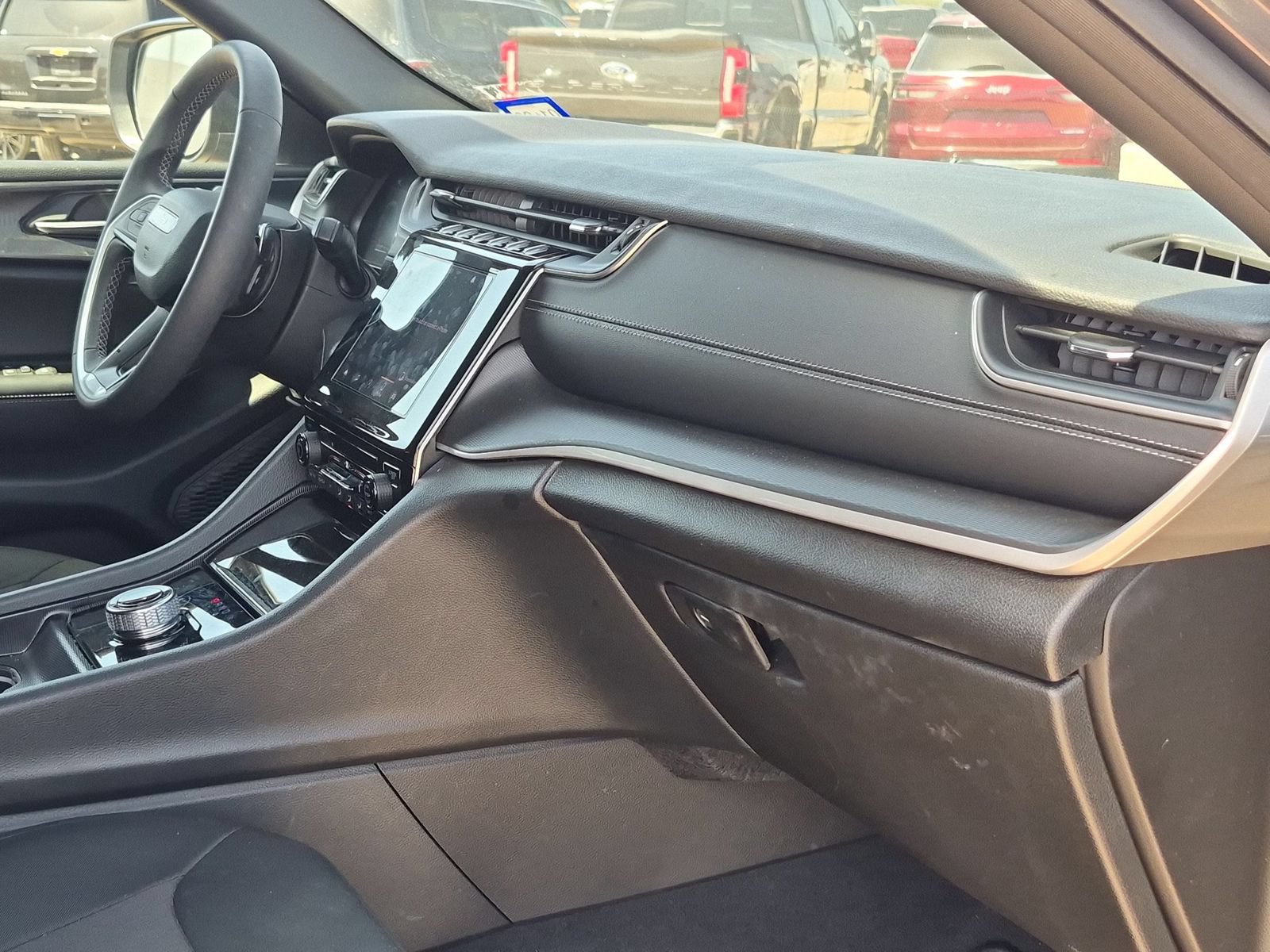 Used 2025 Jeep Grand Cherokee Laredo RWD image 27