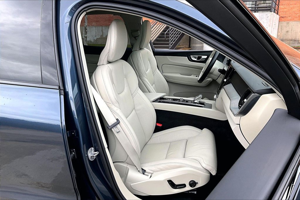 Certified 2025 Volvo XC60 B5 Ultra w/ Protection Package Premier AWD/4WD image 10