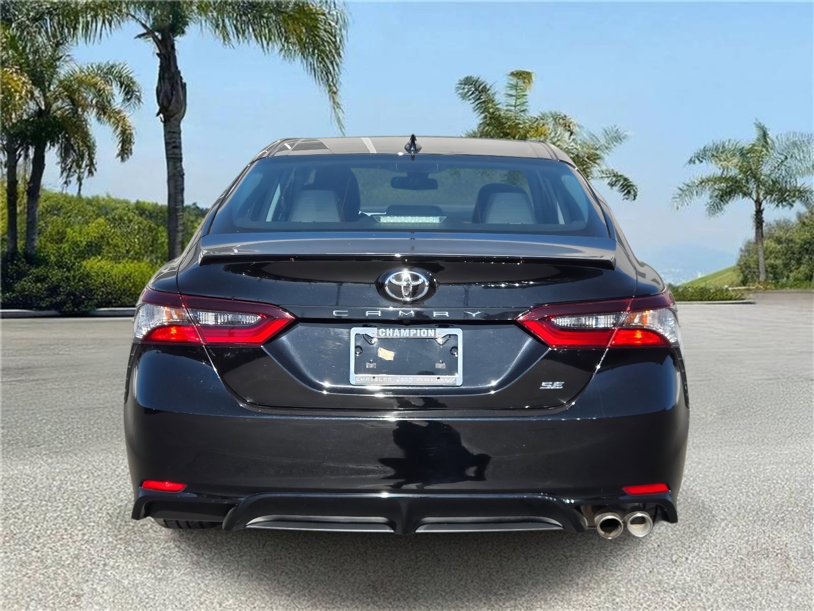 Used 2023 Toyota Camry SE FWD image 5