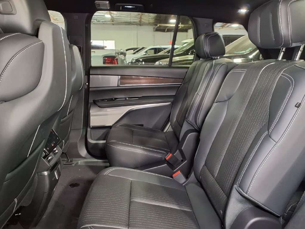 New 2027 Cadillac Vistiq Luxury AWD/4WD image 11