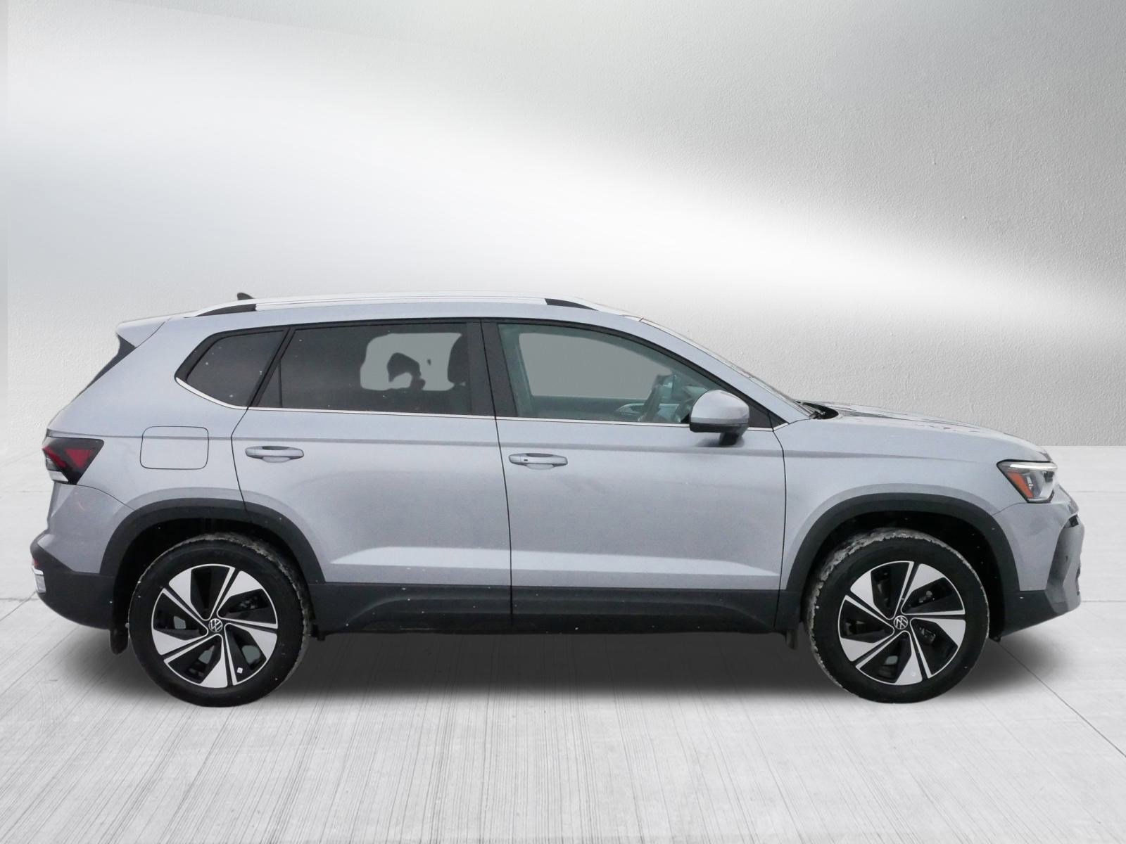 Certified 2025 Volkswagen Taos SE image 8