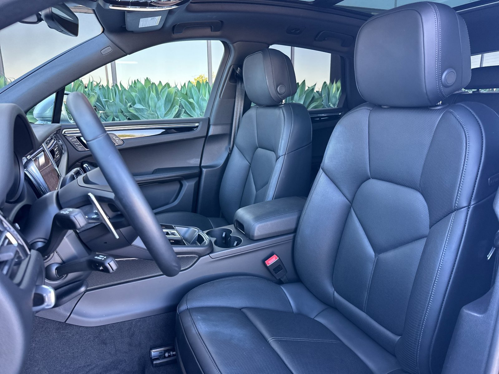 Certified 2026 Porsche Macan AWD/4WD image 6