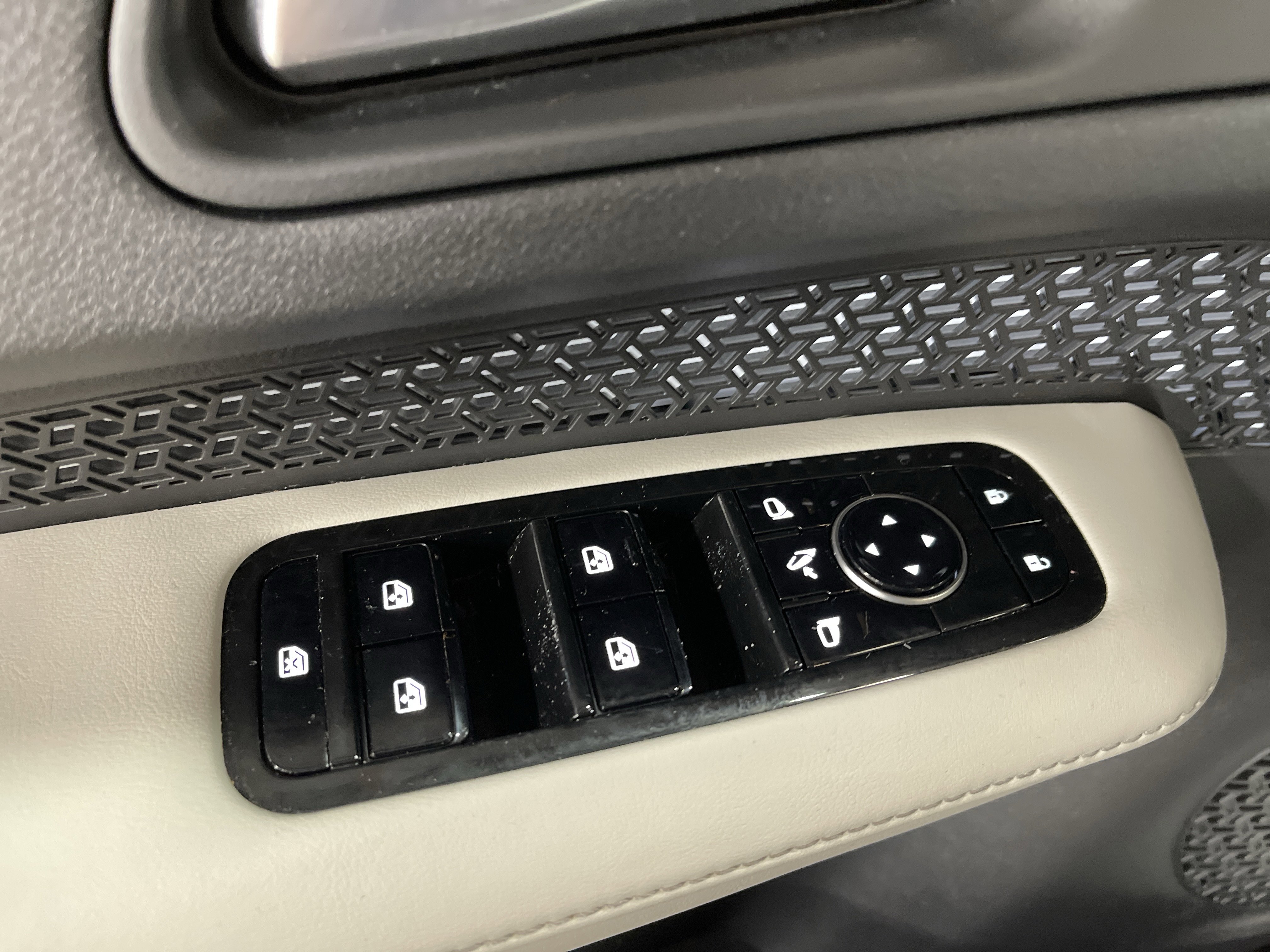 Used 2023 Nissan Ariya FWD image 8