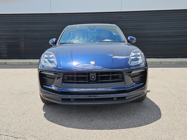 Certified 2023 Porsche Macan AWD/4WD image 2