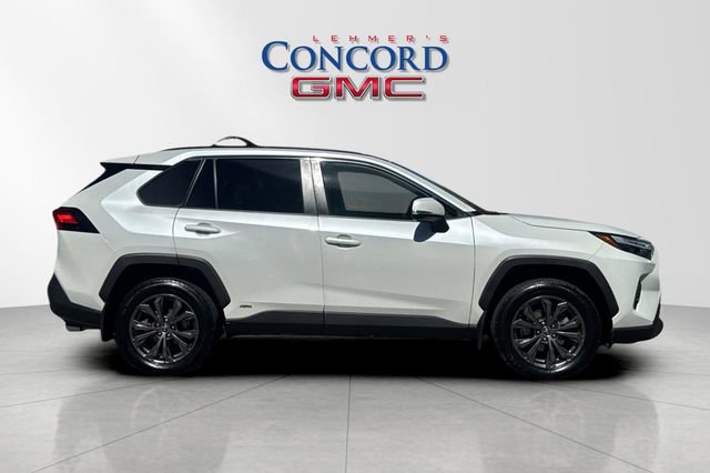 Used 2022 Toyota RAV4 XLE Premium image 3