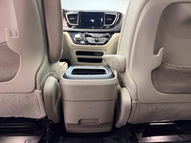 Used 2019 Chrysler Pacifica Limited FWD image 33