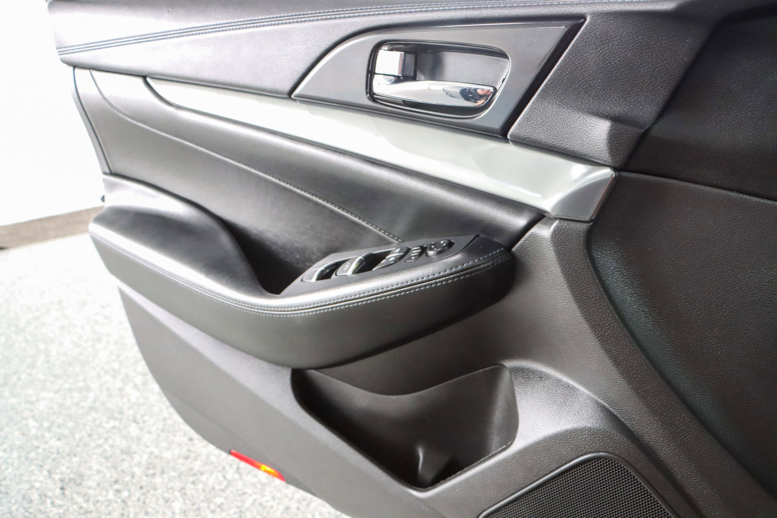 Used 2017 Nissan Maxima SR w/ Midnight Edition image 22