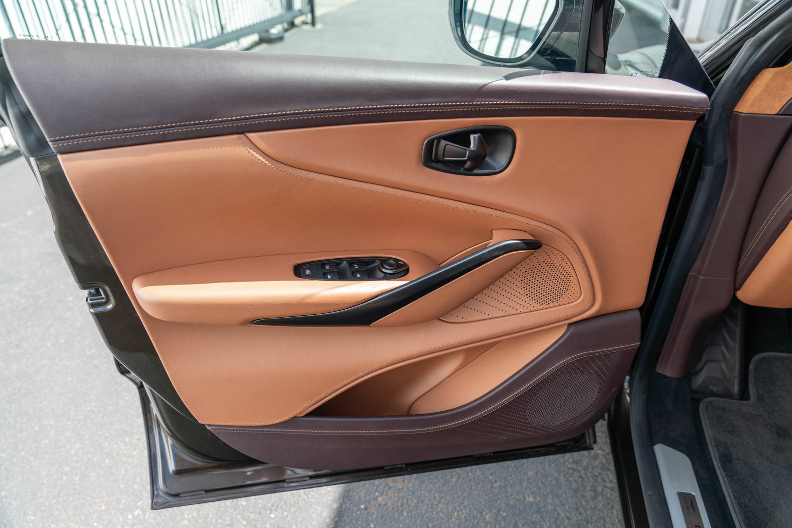 Used 2021 Aston Martin DBX image 13