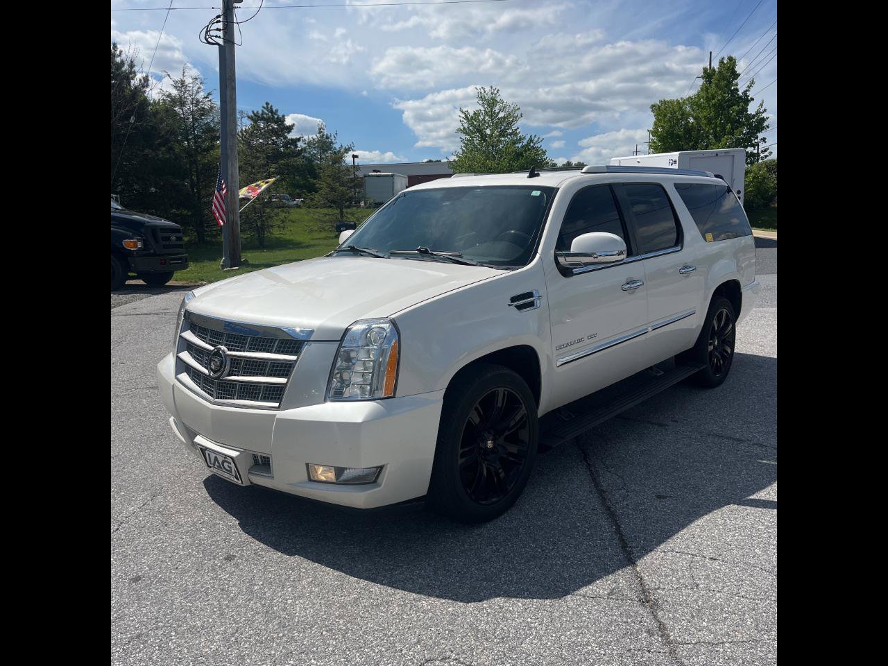 Used 2011 Cadillac Escalade ESV Platinum AWD/4WD image 1