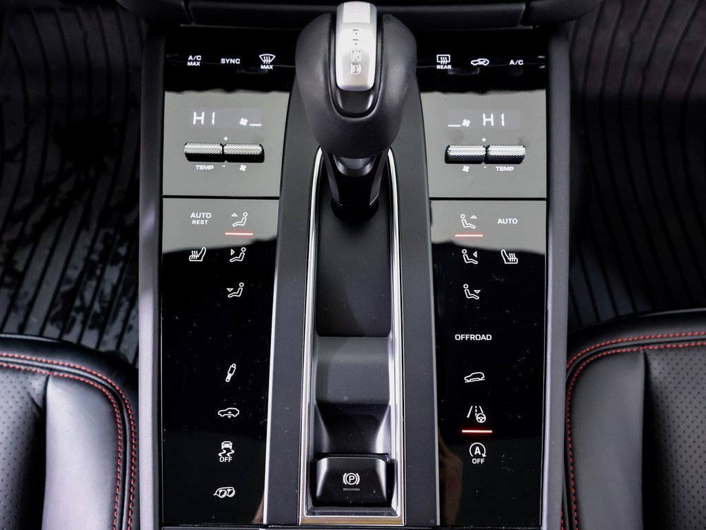 Certified 2025 Porsche Macan GTS image 18