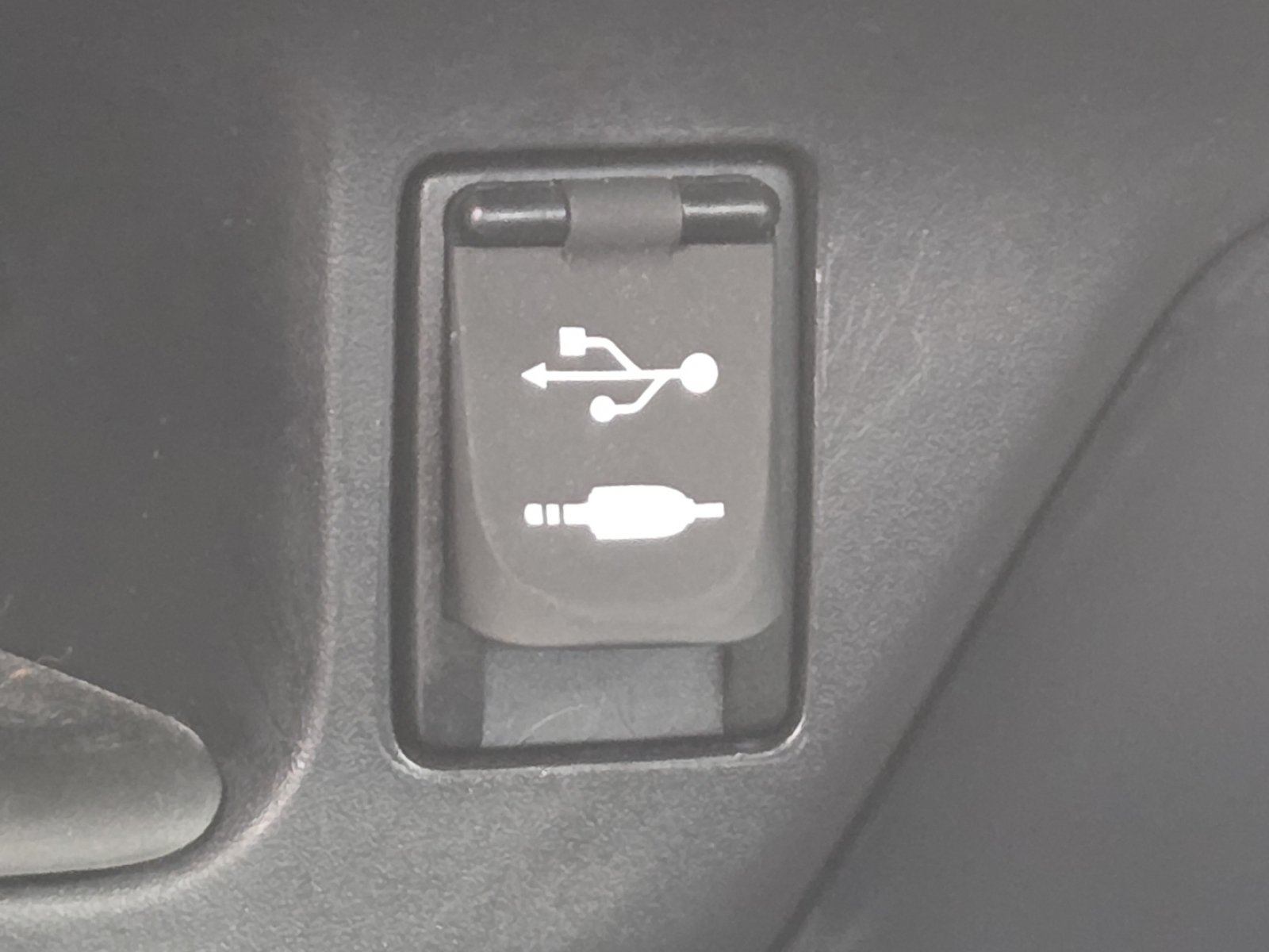 Used 2018 Toyota C-HR XLE FWD image 4