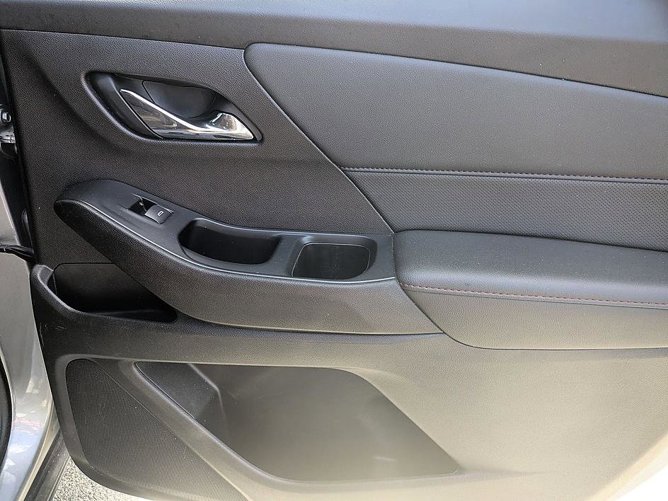 Used 2023 Chevrolet Traverse RS image 34