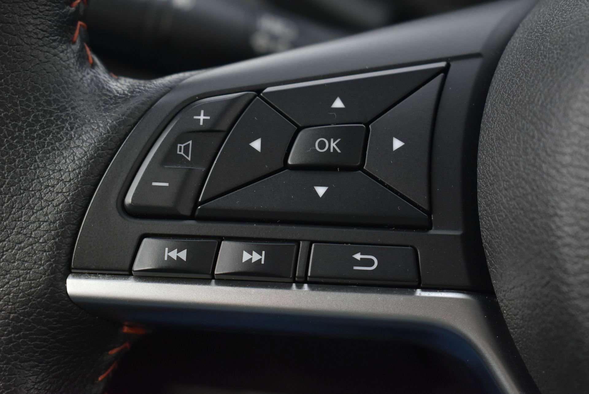 Used 2023 Nissan Kicks SR w/ SR Premium Package image 18