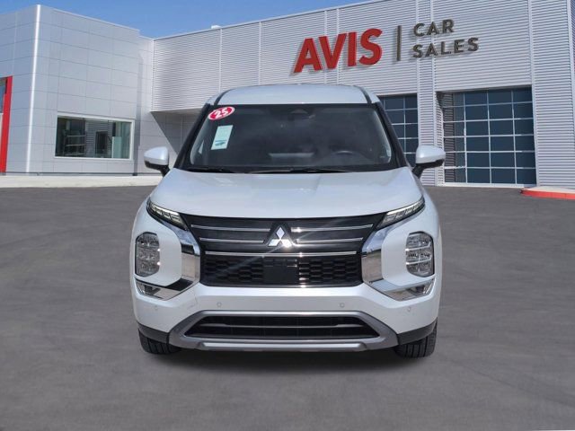 Used 2025 Mitsubishi Outlander SE FWD image 2