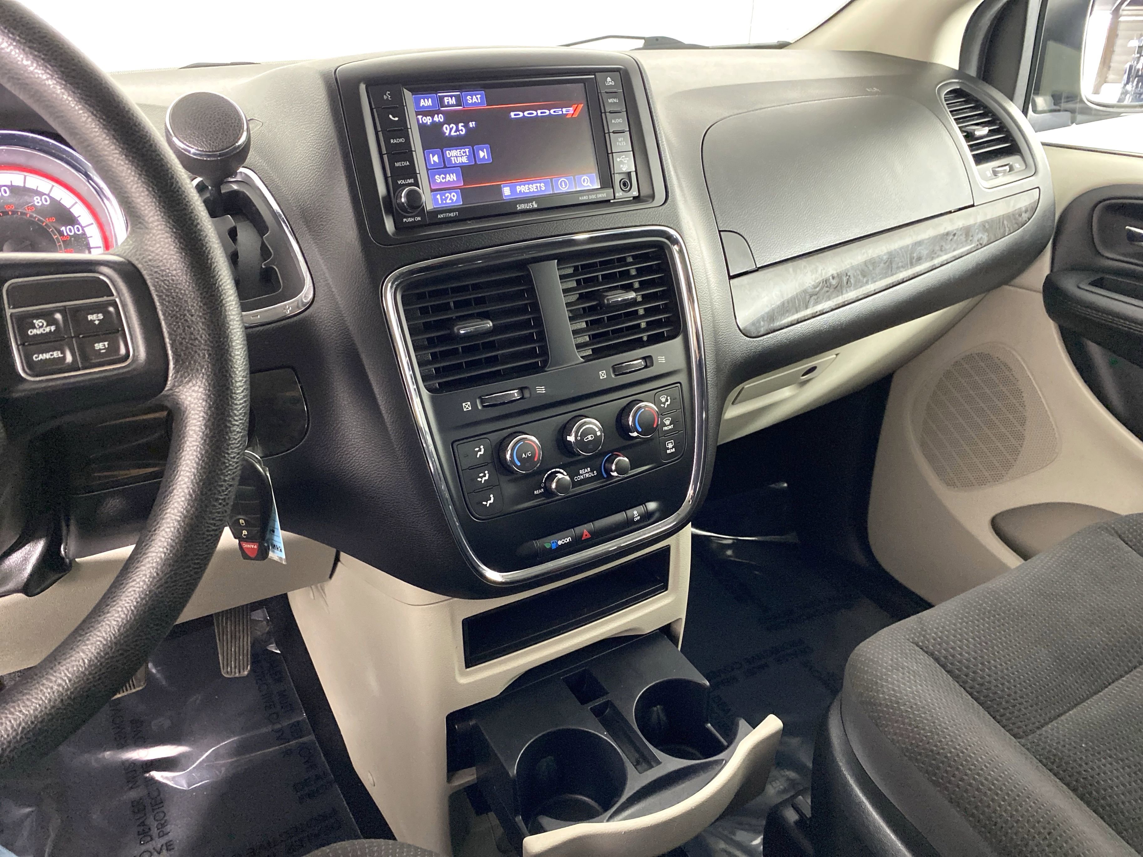 Used 2018 Dodge Grand Caravan SE w/ UConnect Hands-Free Group image 25