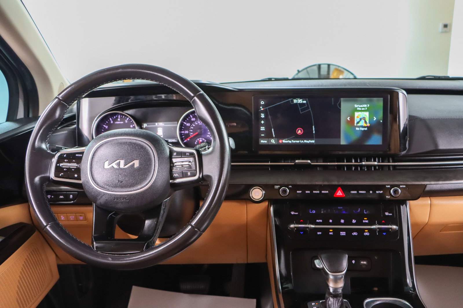 Used 2024 Kia Carnival EX image 17