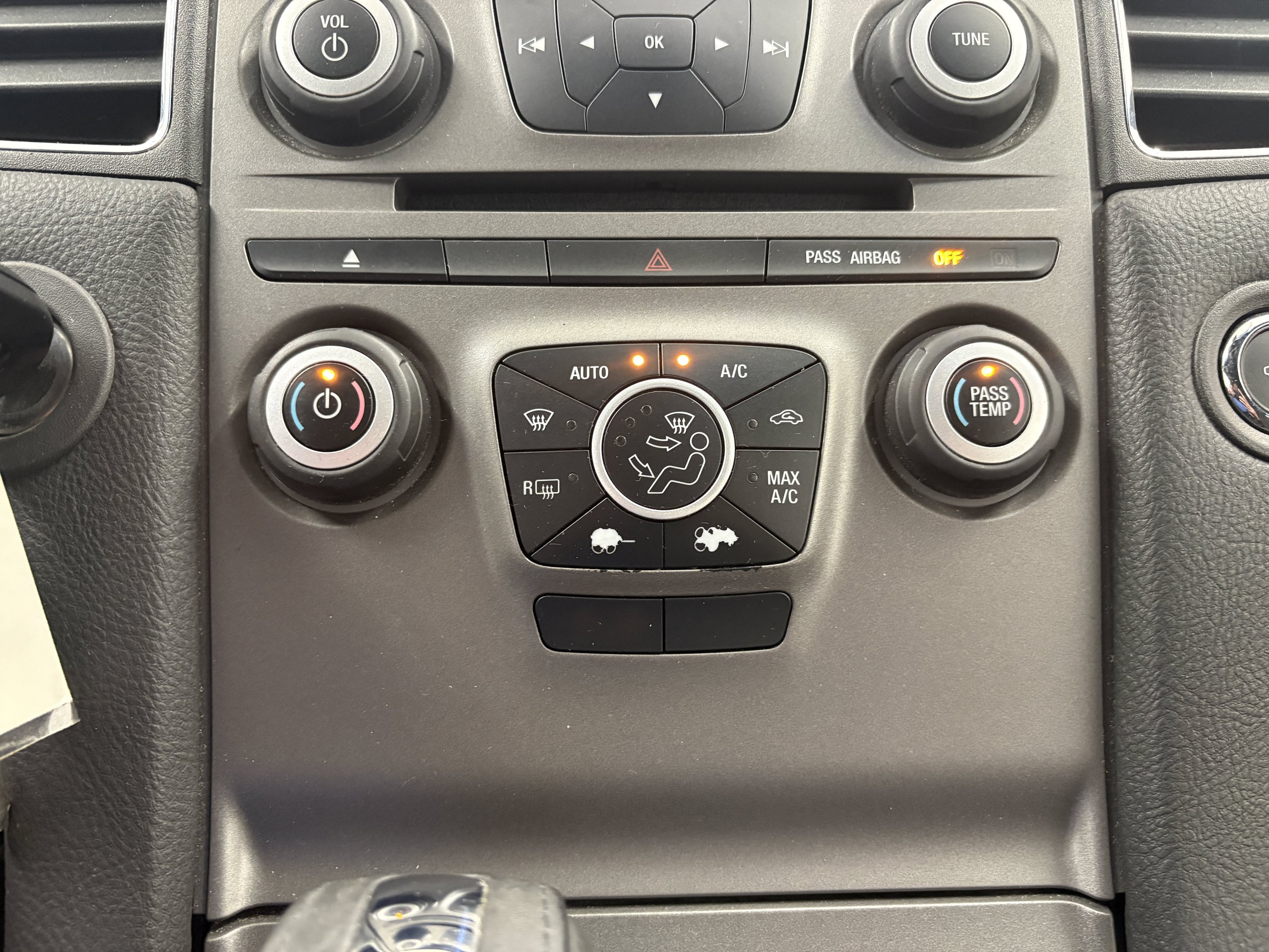 Used 2015 Ford Taurus SEL FWD image 16