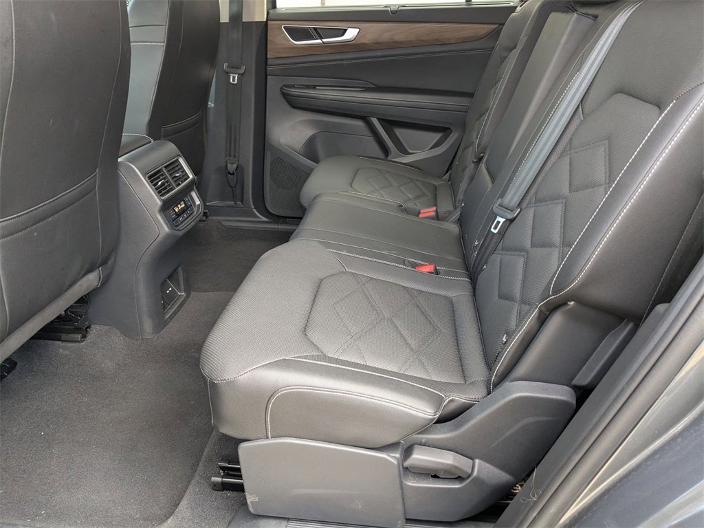 Used 2025 Volkswagen Atlas SE image 26