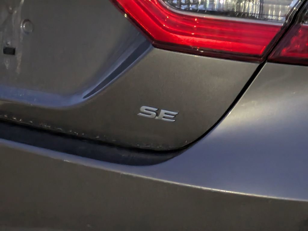 Used 2018 Toyota Camry SE w/ Moonroof Package image 8