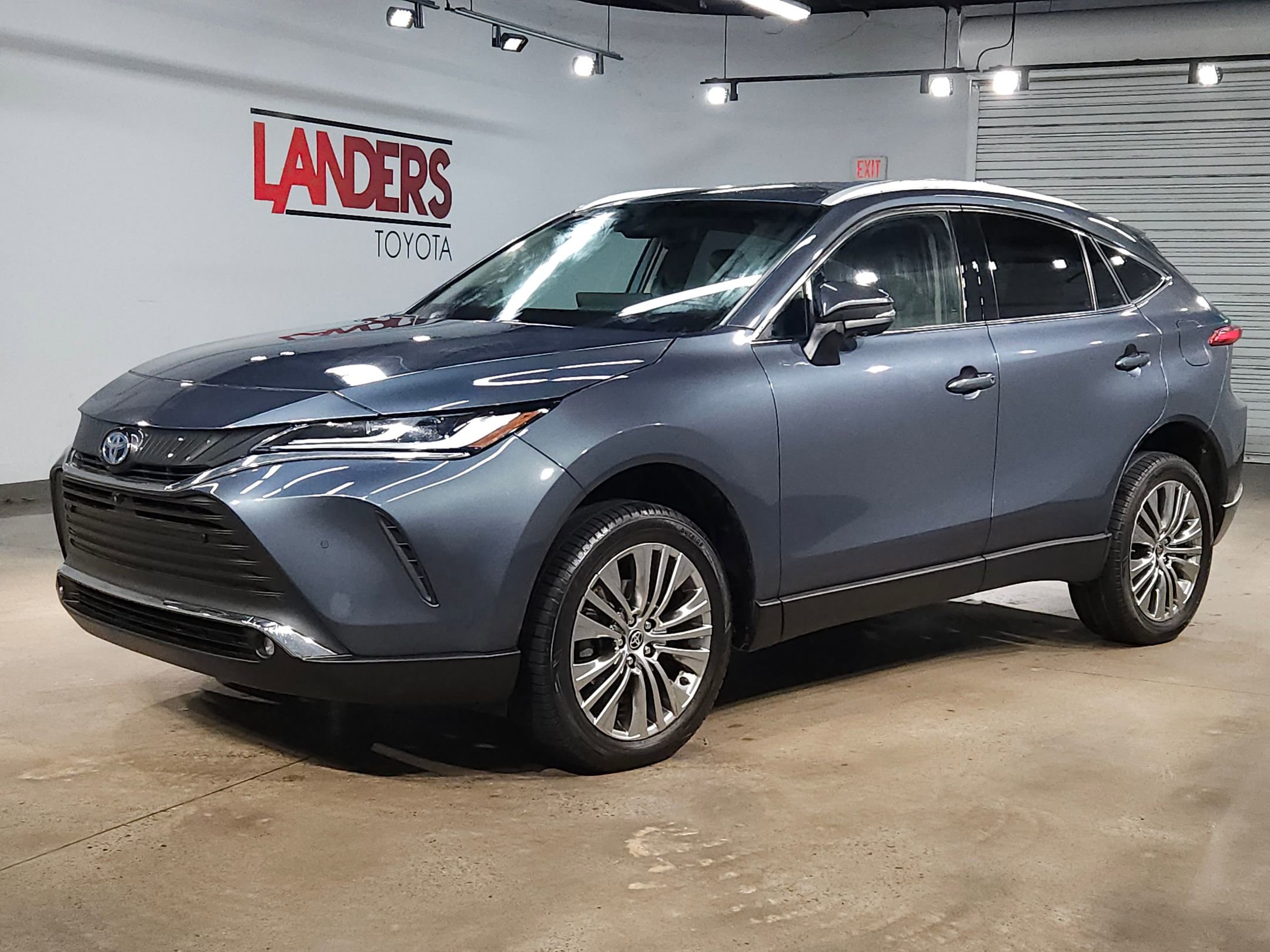 Used 2023 Toyota Venza Limited image 3