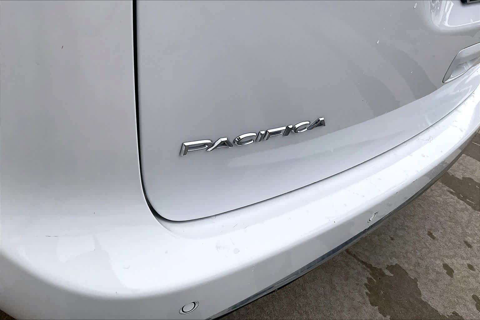 Used 2024 Chrysler Pacifica Touring-L FWD image 30