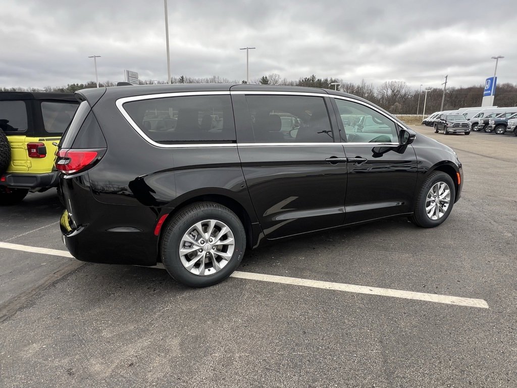 New 2026 Chrysler Pacifica Select image 22