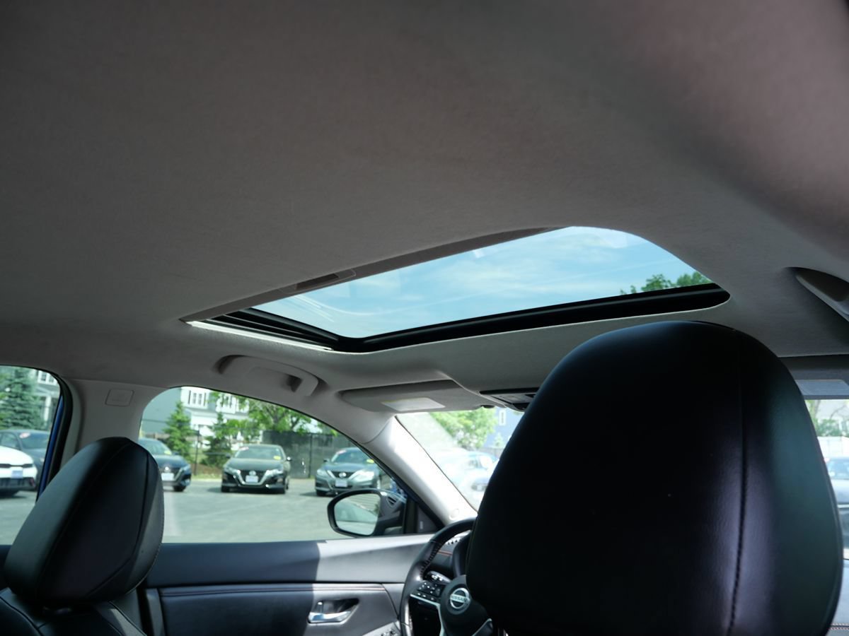 Used 2021 Nissan Sentra SR w/ SR Premium Package FWD image 32