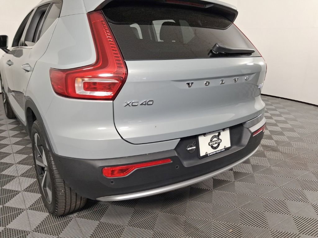 Certified 2025 Volvo XC40 B5 Plus AWD/4WD image 9