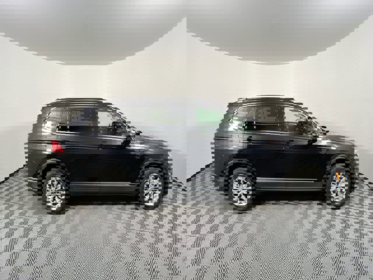 Used 2018 Volkswagen Tiguan SE image 2