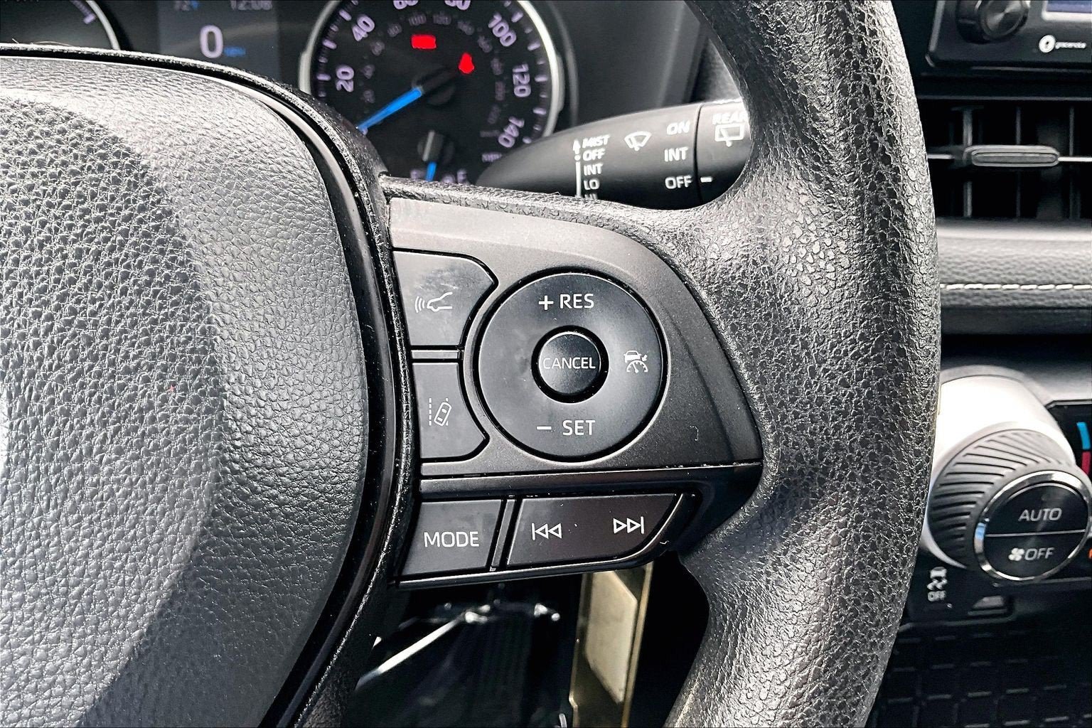 Used 2022 Toyota RAV4 LE AWD/4WD image 18