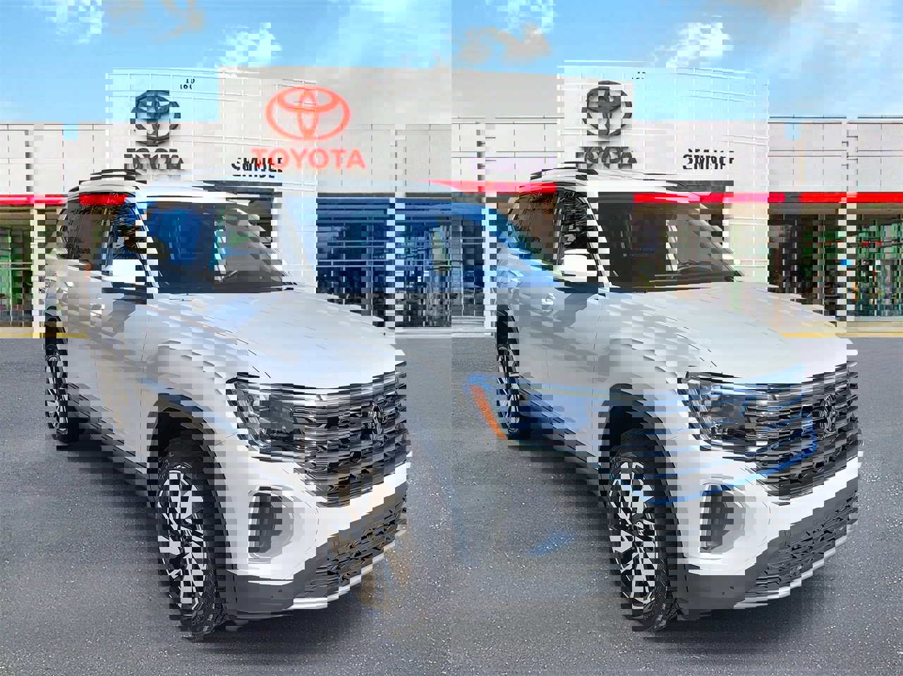 Used 2025 Volkswagen Atlas SE image 2