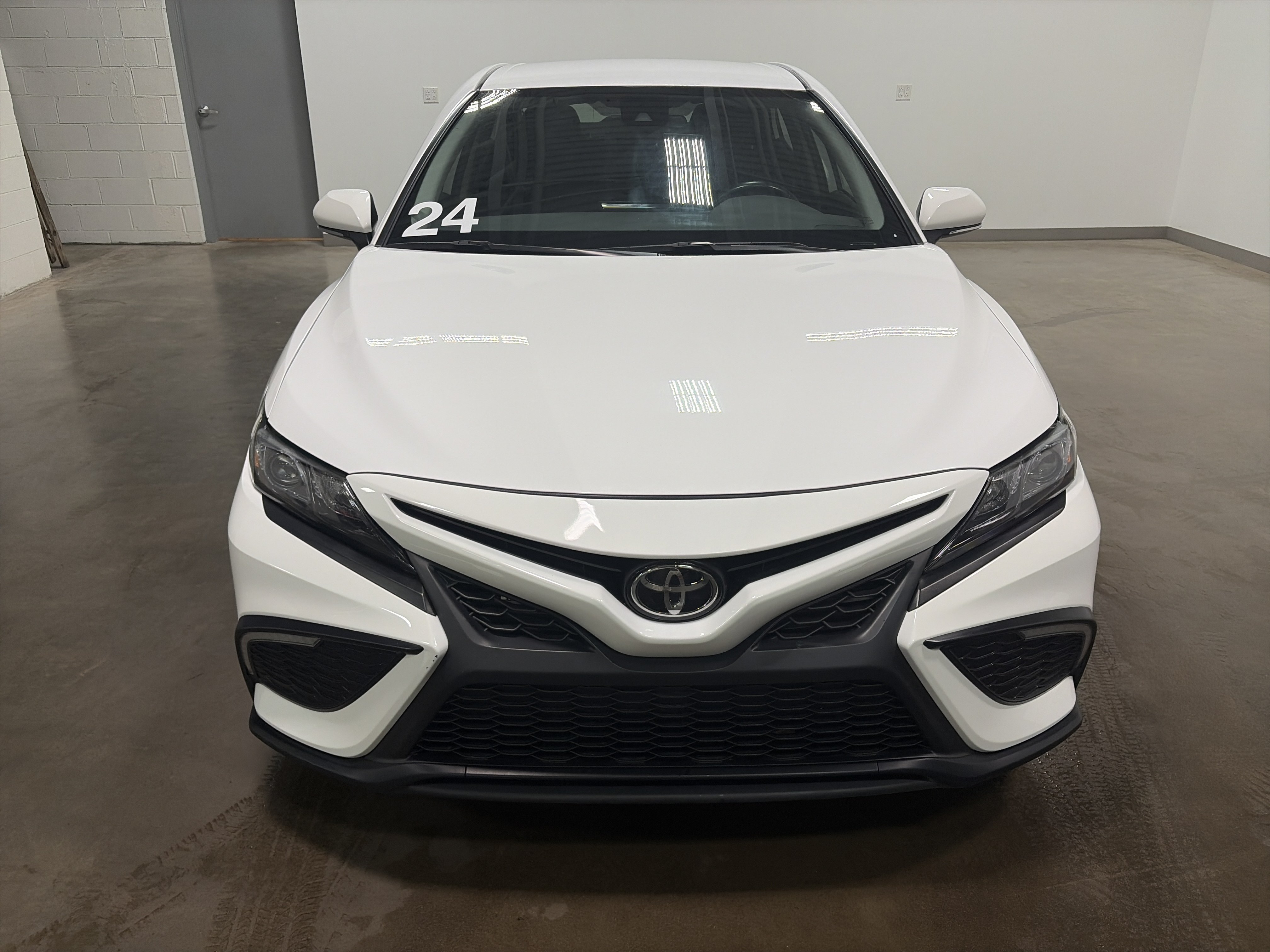 Used 2024 Toyota Camry SE w/ Convenience Package FWD image 34
