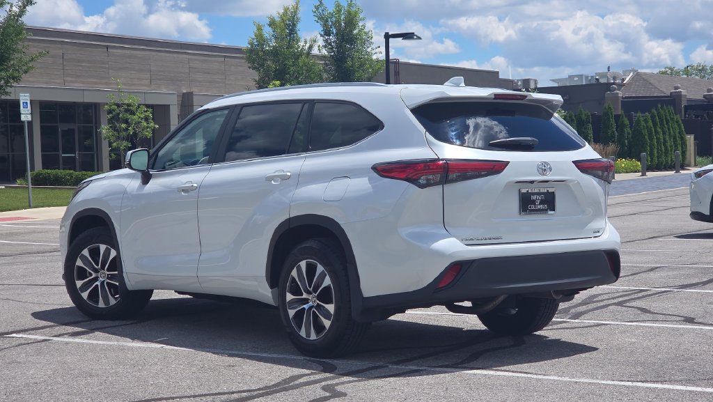 Used 2023 Toyota Highlander XLE FWD image 6