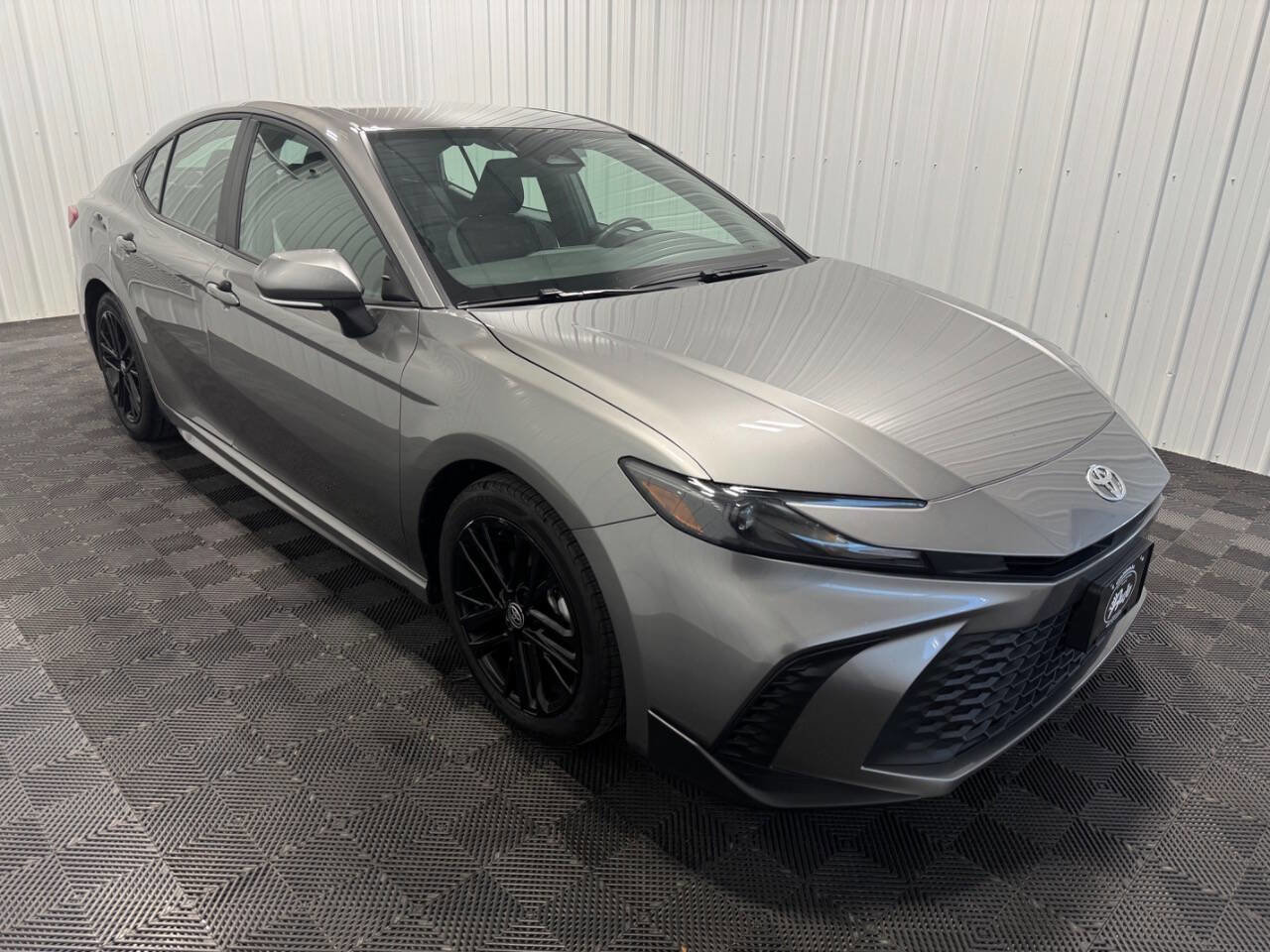 Used 2025 Toyota Camry SE image 3