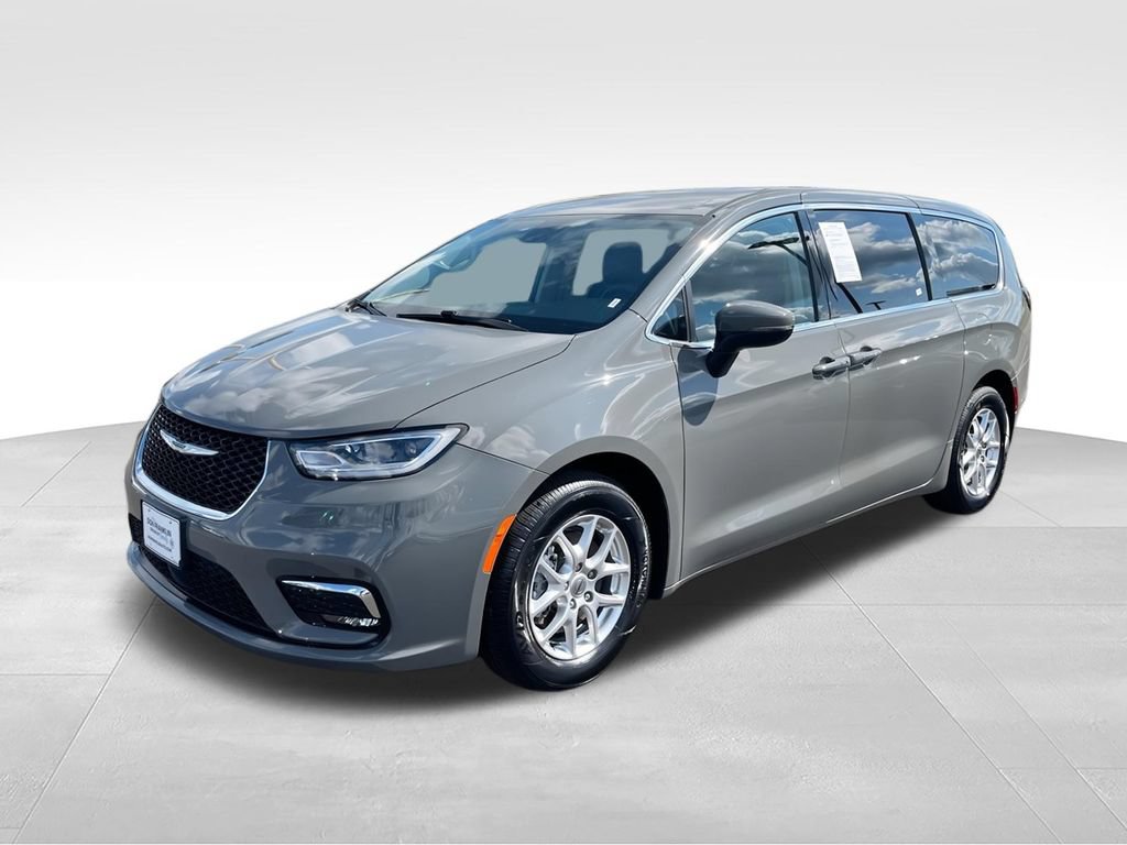 Used 2023 Chrysler Pacifica Touring-L FWD image 4