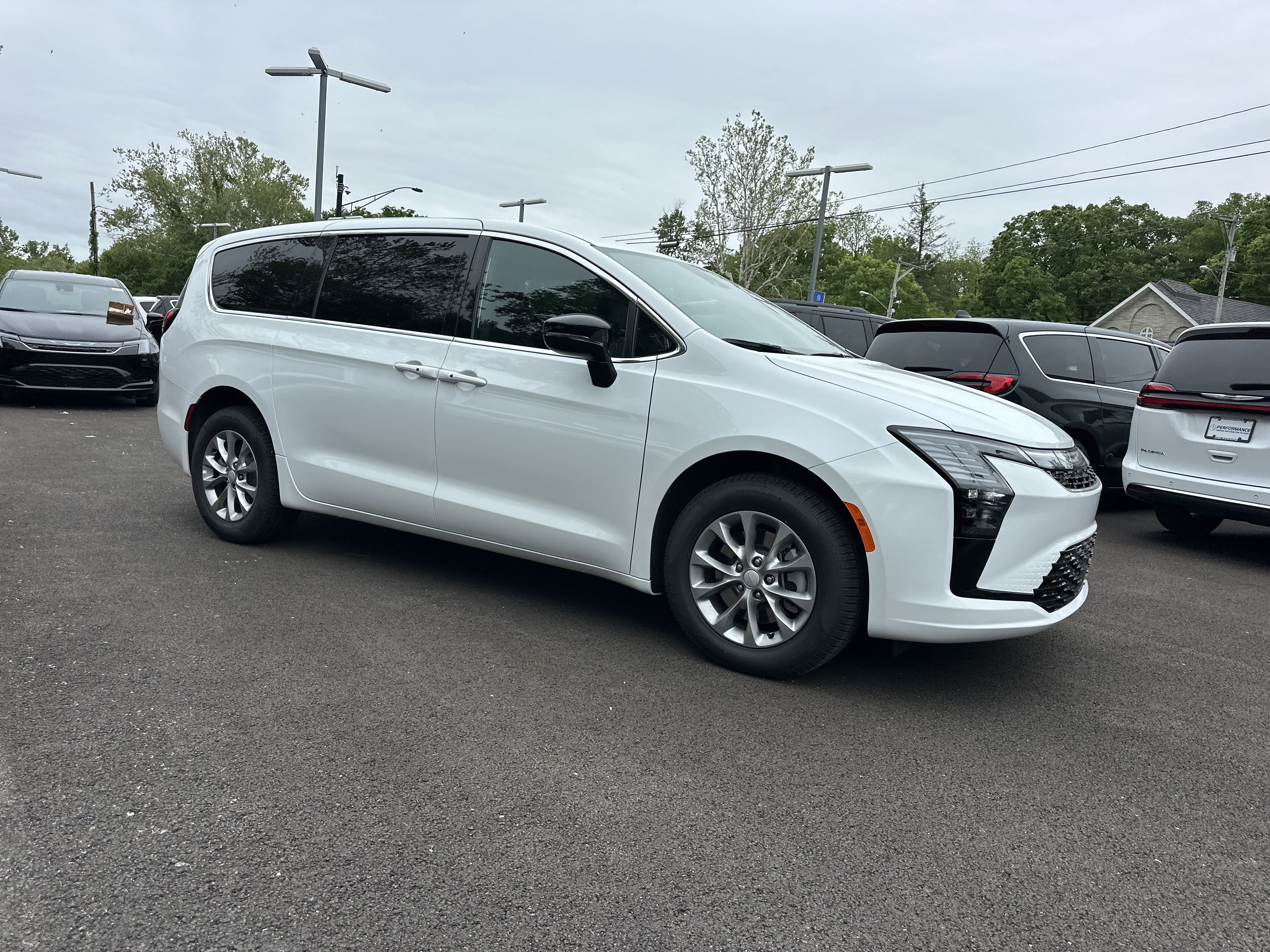 New 2027 Chrysler Pacifica Select AWD/4WD image 18