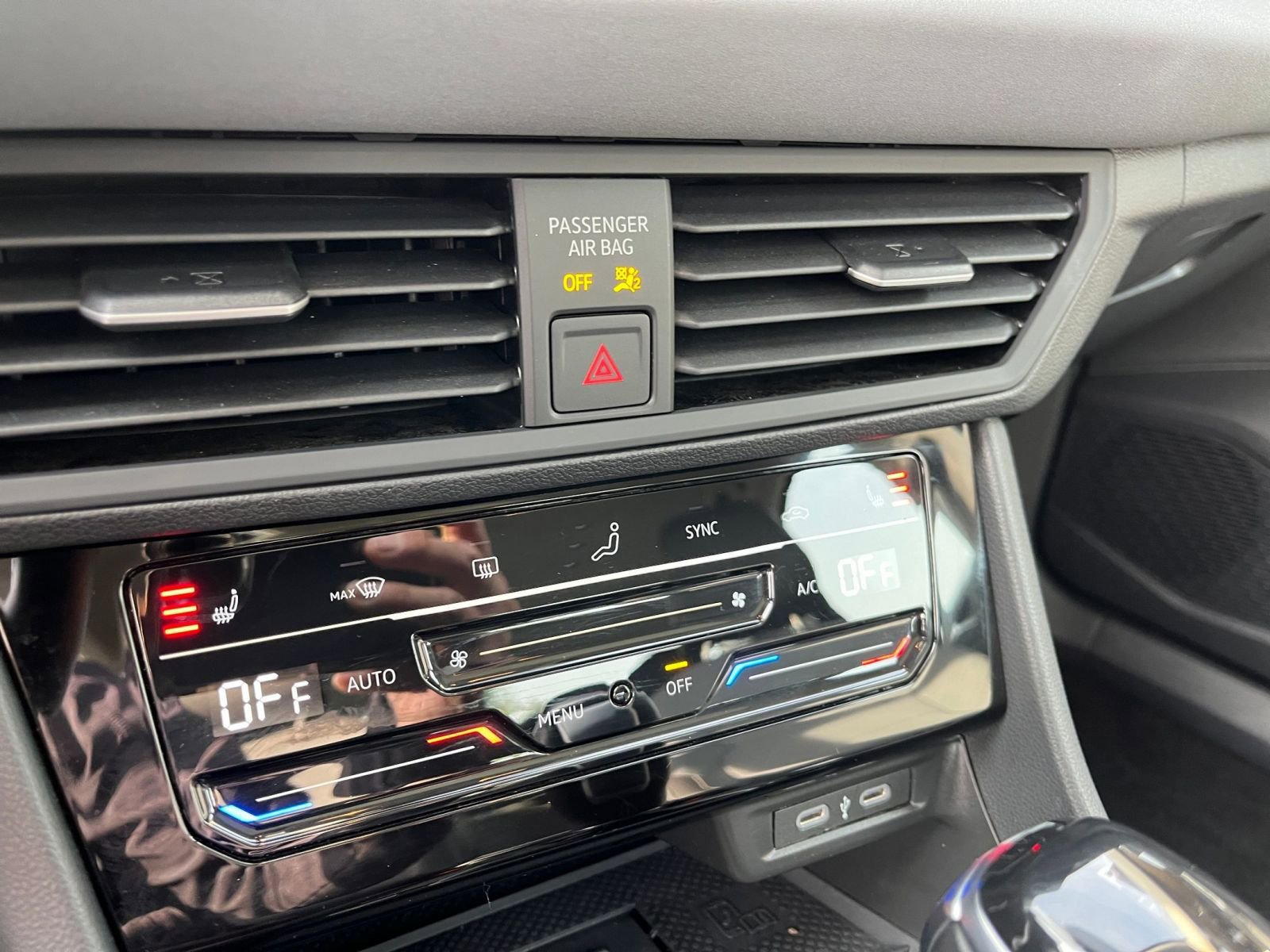 Used 2025 Volkswagen Jetta SE image 24