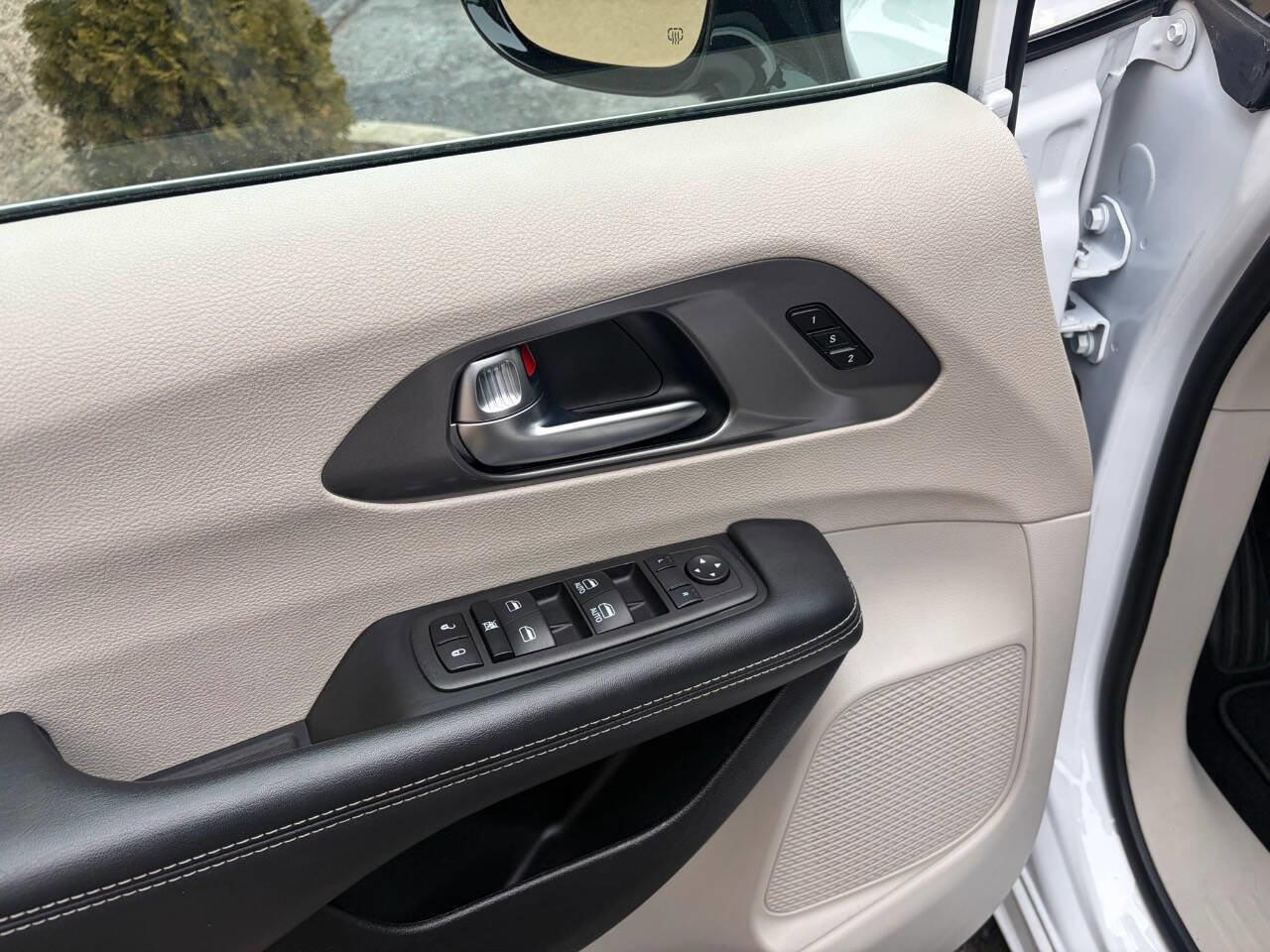 Used 2024 Chrysler Pacifica Touring-L image 38