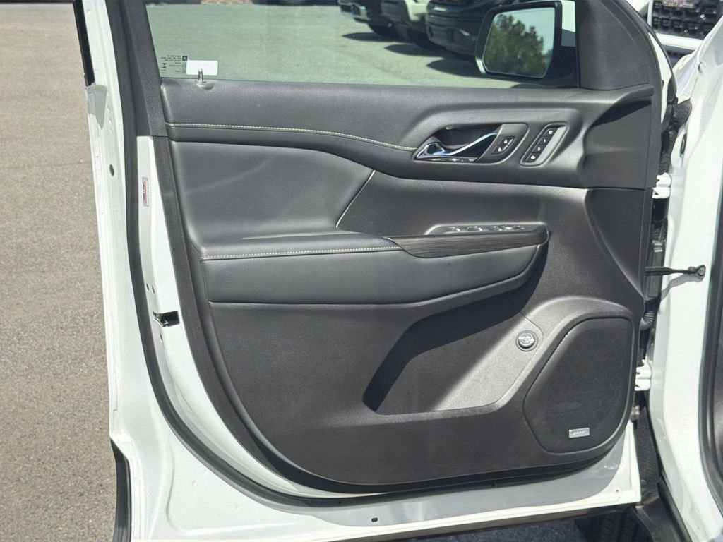 Used 2023 GMC Acadia SLT w/ Preferred Package image 18