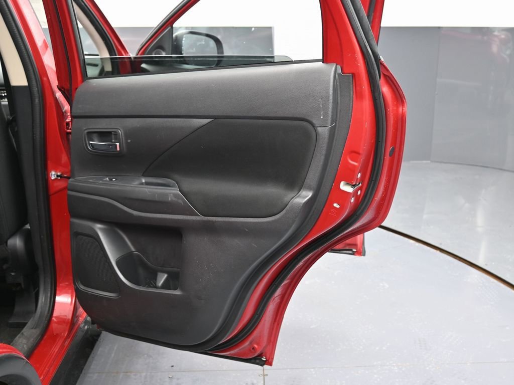 Used 2018 Mitsubishi Outlander ES image 36