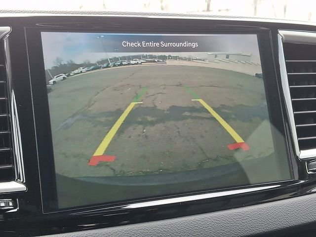 Used 2024 Chrysler Pacifica Touring-L image 18