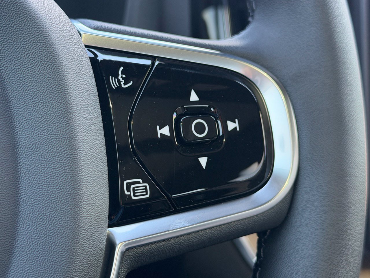 New 2027 Volvo XC60 B5 Plus AWD/4WD image 16